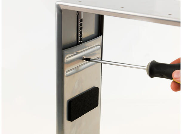 Kenson Twin Line PC Mount Todelt ramme hvor PCen skyves opp. 